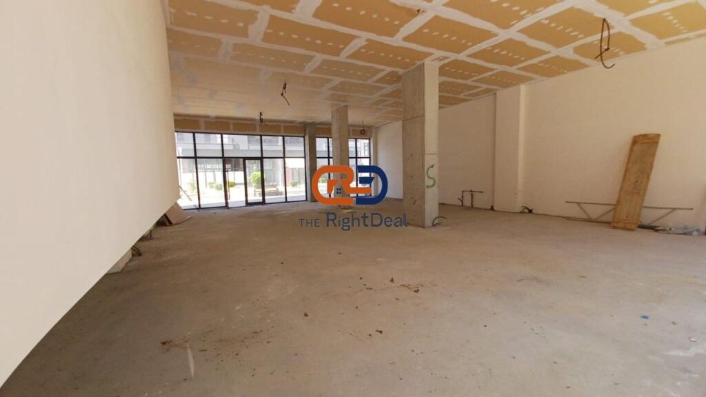 A Kinostudio, Vendesi Unità Commerciale, Con Pianta Regolare e Facciata in Vetro su Entrambi i Lati!!!