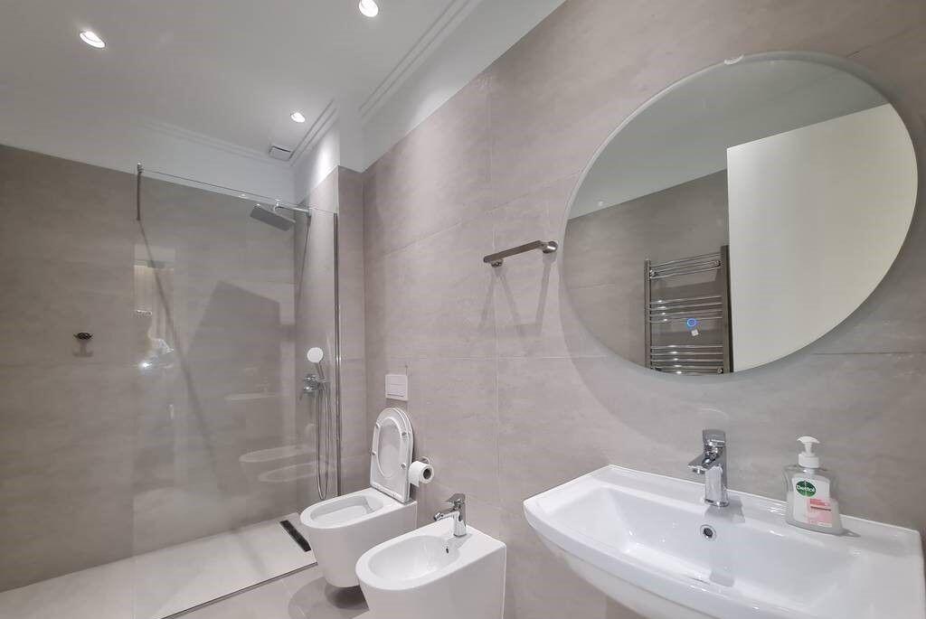 Apartament Premium 3+1+2 me 3 Poste Parkimi – Qira në zonën e Liqenit të Thatë!