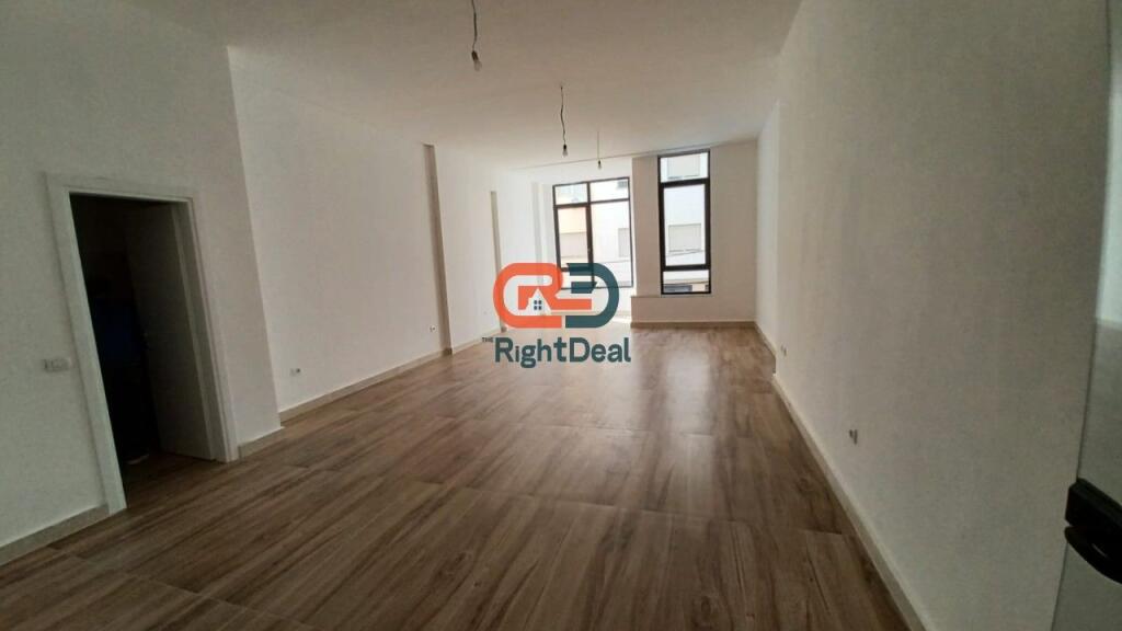 Tek Donika Center, Jepet Me Qira Njesi Biznesi Me Planimetri Te Rregullt, Ne Kompleks Shume Cilesor!!!