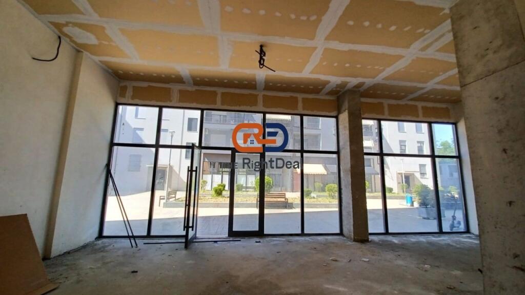 A Kinostudio, Vendesi Unità Commerciale, Con Pianta Regolare e Facciata in Vetro su Entrambi i Lati!!!