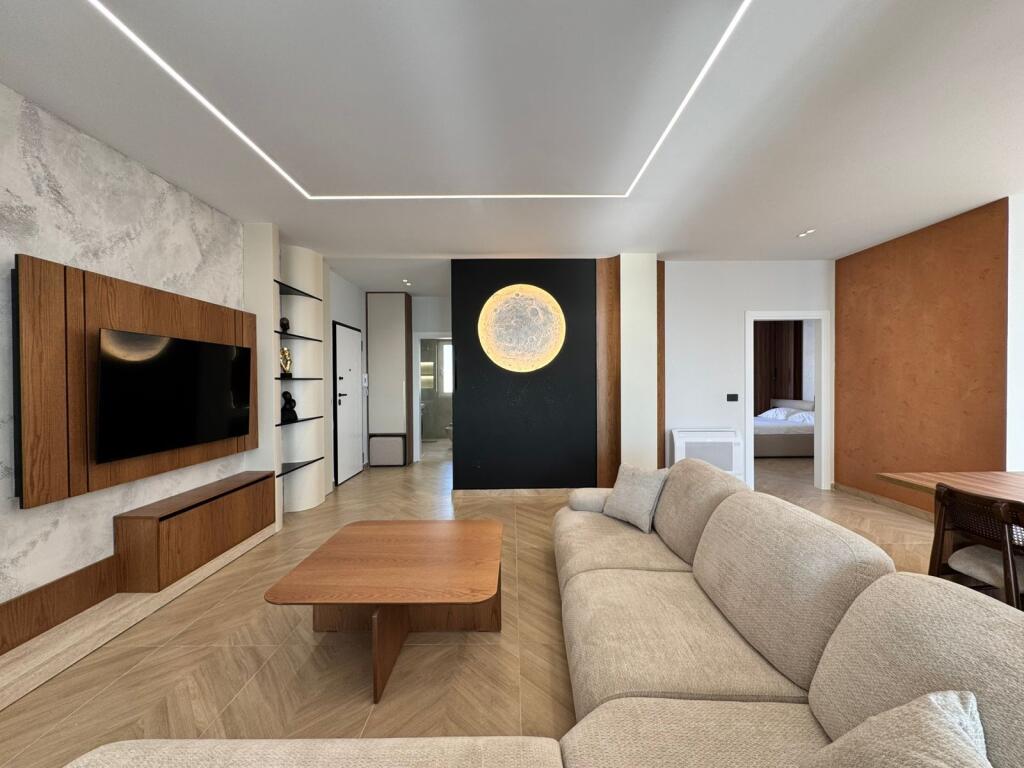 Shitet Papafingo luksoze në vijë të parë të detit, në Plazh pranë Hotel Adriatik.