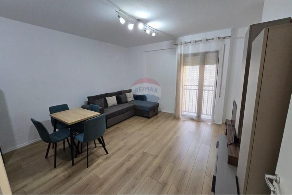 Jepet apartament 1+1+parkim me qira tek Shkolla Baletit.