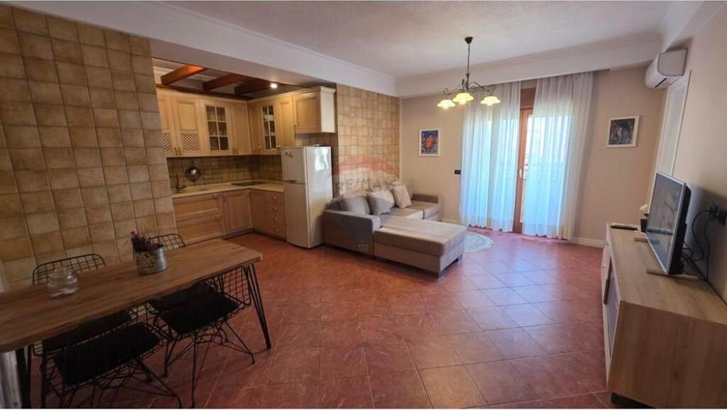 Vendesi in vendita 2+1+2 nel centro vicino ai 9 piani