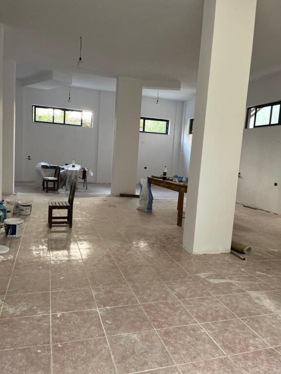 Jepet me qera ambjent biznesi te Komuna e Parisit