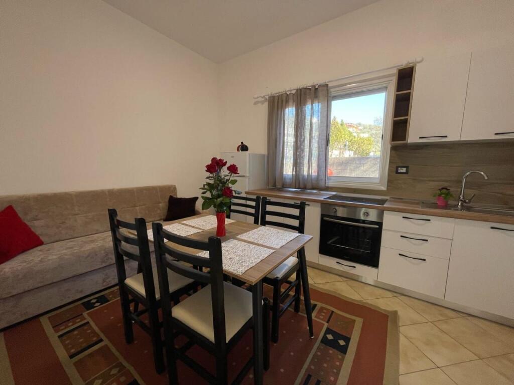 Jepet me Qera Apartament 1+1, Shtepi Private, Bishti Kalldrermit, Vlore 25000 LEK/Muaj