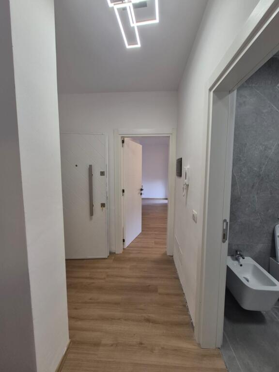 1+1,i mobiluar per here te pare,shkolle e kuqe qender,700 euro