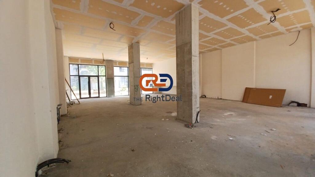 A Kinostudio, Vendesi Unità Commerciale, Con Pianta Regolare e Facciata in Vetro su Entrambi i Lati!!!