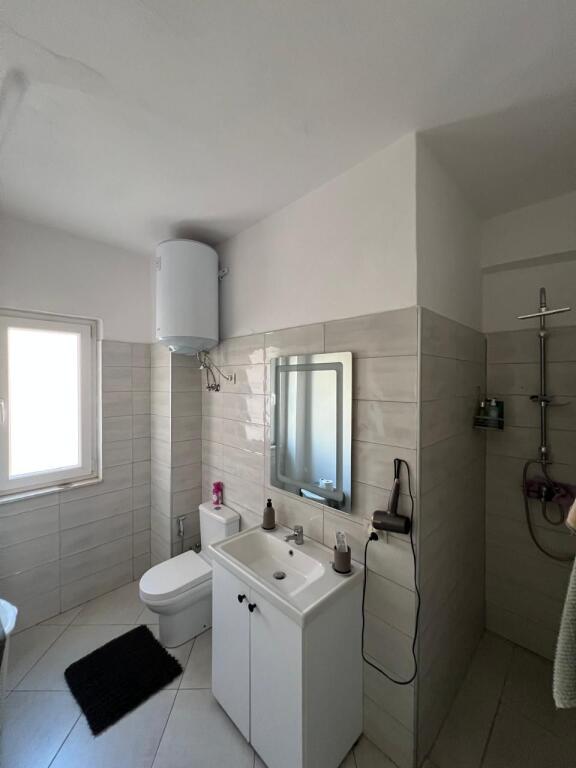 Apartament 1+1 me qera ne Qender Sheshi Skënderbej