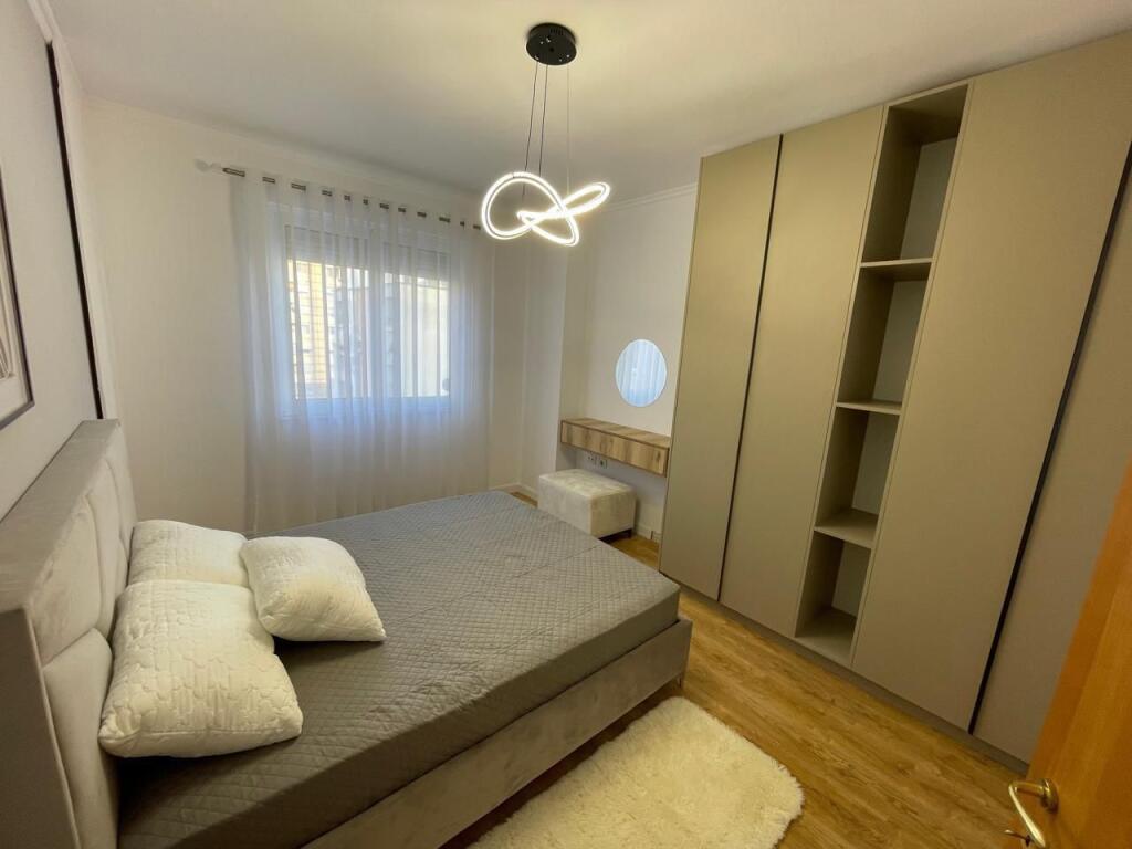 Qira Apartament 1+1 prane Bar Artisti , Astir
