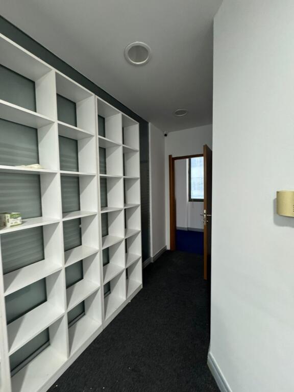 Locale commerciale presso Logos vicino a Ring Center  Prezzo 2500€\mese  Superficie 260 m2  Piano 3 palazzo con ascensore