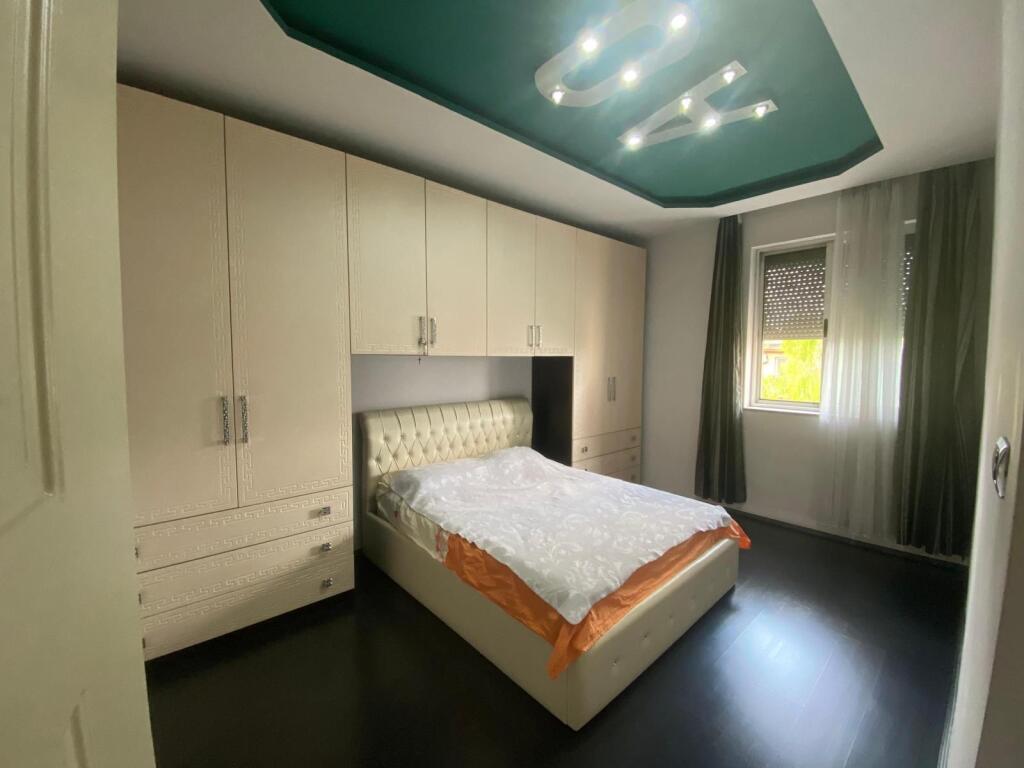 APARTAMENT ME QERA 1+1 - RRUGA E DURRESIT, PERBALLE HOTEL COLOSSEO Jepet me qera apart 1+1. 500 euro