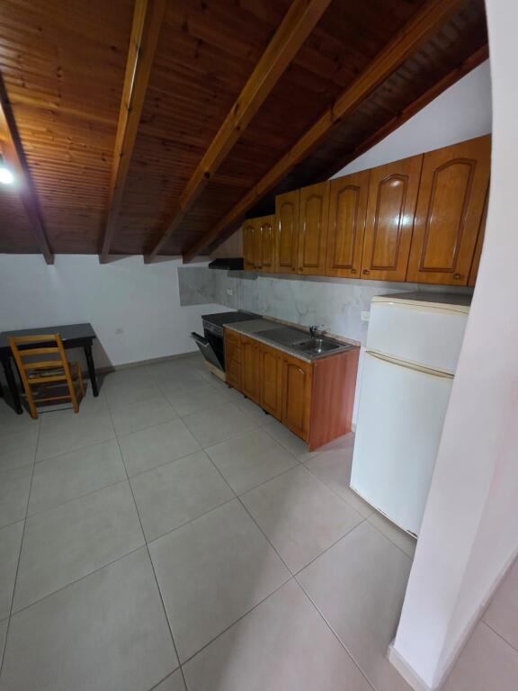 JEPET ME QERA 3+1 TEK BURGU DURRES