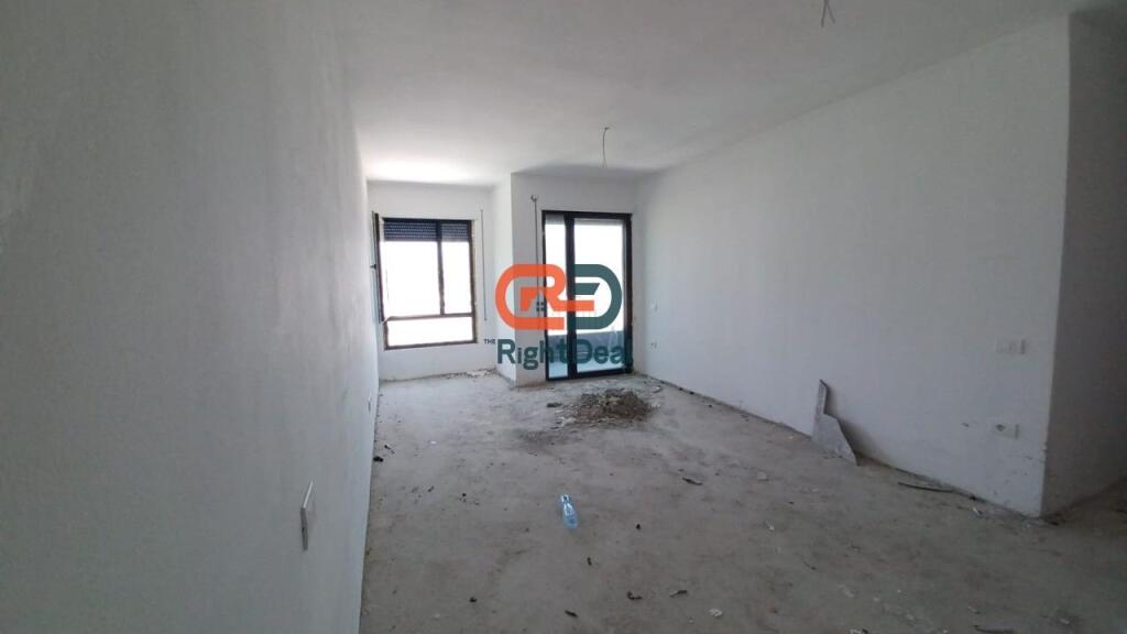 Tek 5 Maji, Shitet Apartament 2+1+2 Ne Ndertim Te Ri, Me Planimetri Te Rregullt!!!