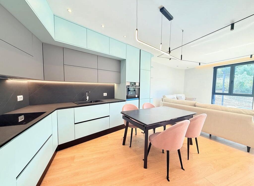 Apartament 2+1+2 per qira! * I pabanuar me pare 📍Kopshti zoologjik, Salillari  •I arreduar Kati 2 Me parkim dhe administrim te perfshire ne cmim Cmimi; 1500 euro/muaj