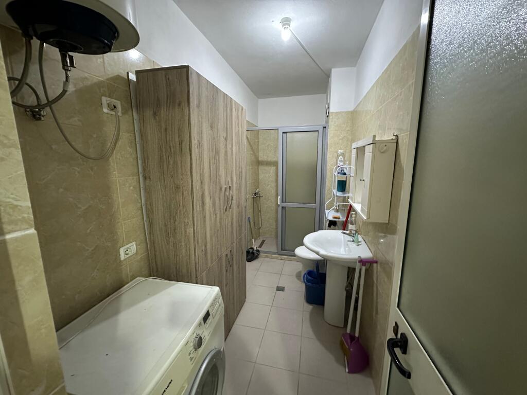 1+1 In Affitto, Yzberisht, Via Besim Alla