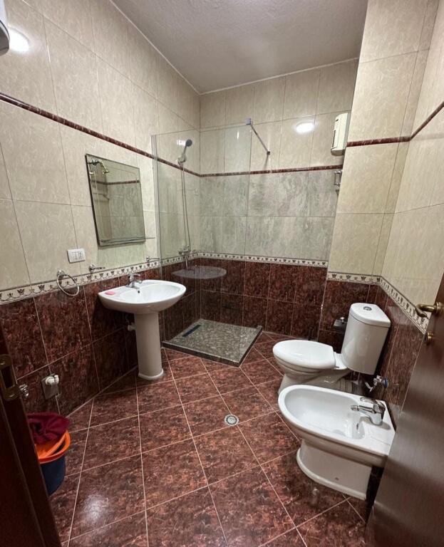 Jepet Me Qera Apartament 2+1+2 Tualete + 2 Ballkone