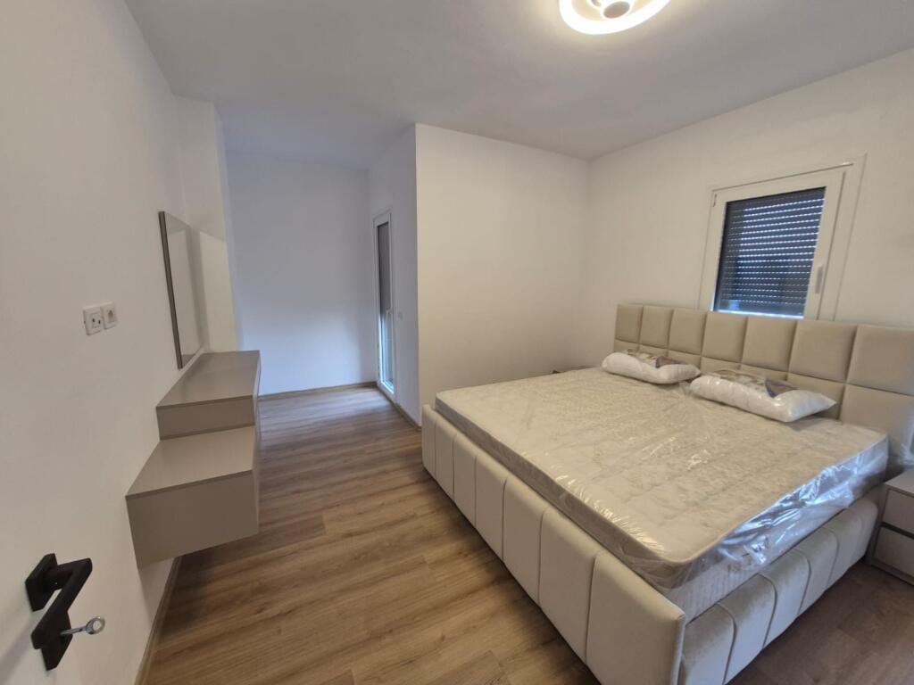 1+1,i mobiluar per here te pare,shkolle e kuqe qender,700 euro