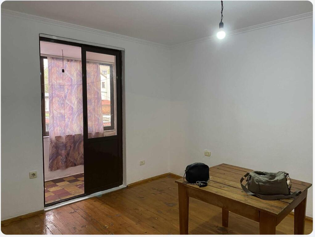 Apartament 1+1 me Qera i pamobiluar në Rrugën Vangjel Capo, pranë shkollës Bajram Curri, në Tiranë.