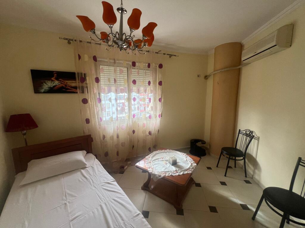 Apartament 3+1 Me Qera, Astir, Prane Rrethit