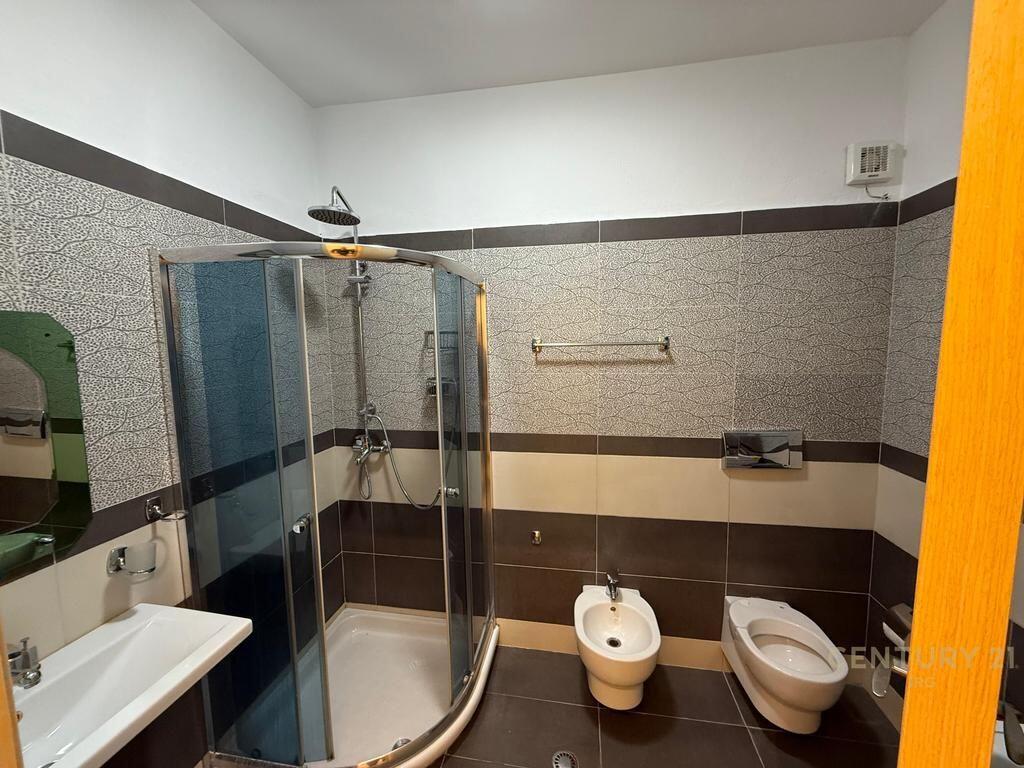 Ambient per zyra tek Rruga e Kavajes. 750 € /Muaj