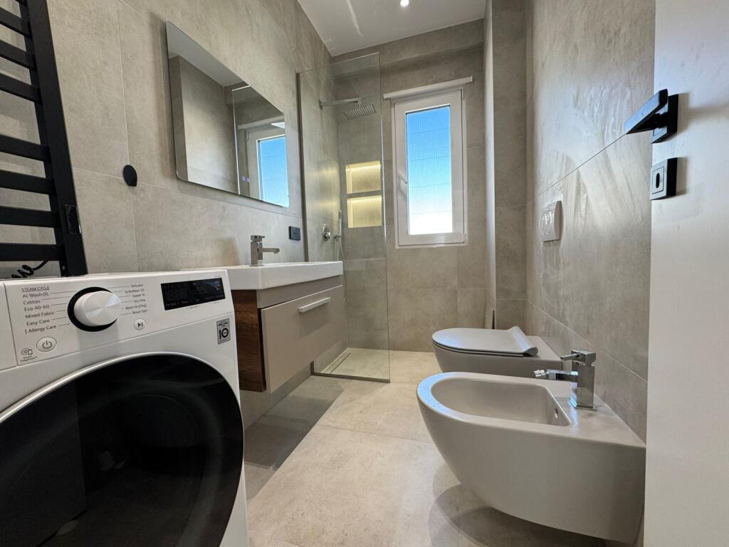 Shitet Papafingo luksoze në vijë të parë të detit, në Plazh pranë Hotel Adriatik.