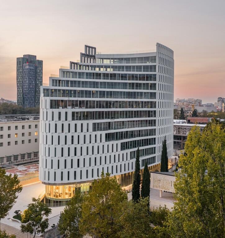 SHITET ZYRE SHITET ZYRE 515 M2 QENDER 3.200.000 EURO