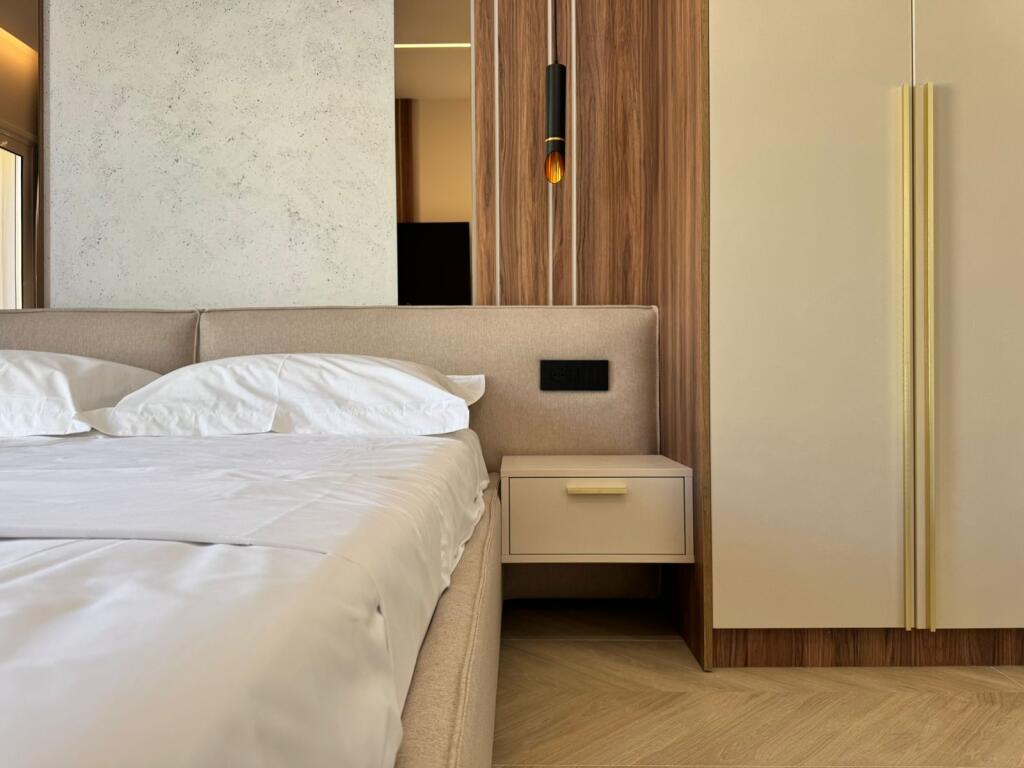 Shitet Papafingo luksoze në vijë të parë të detit, në Plazh pranë Hotel Adriatik.