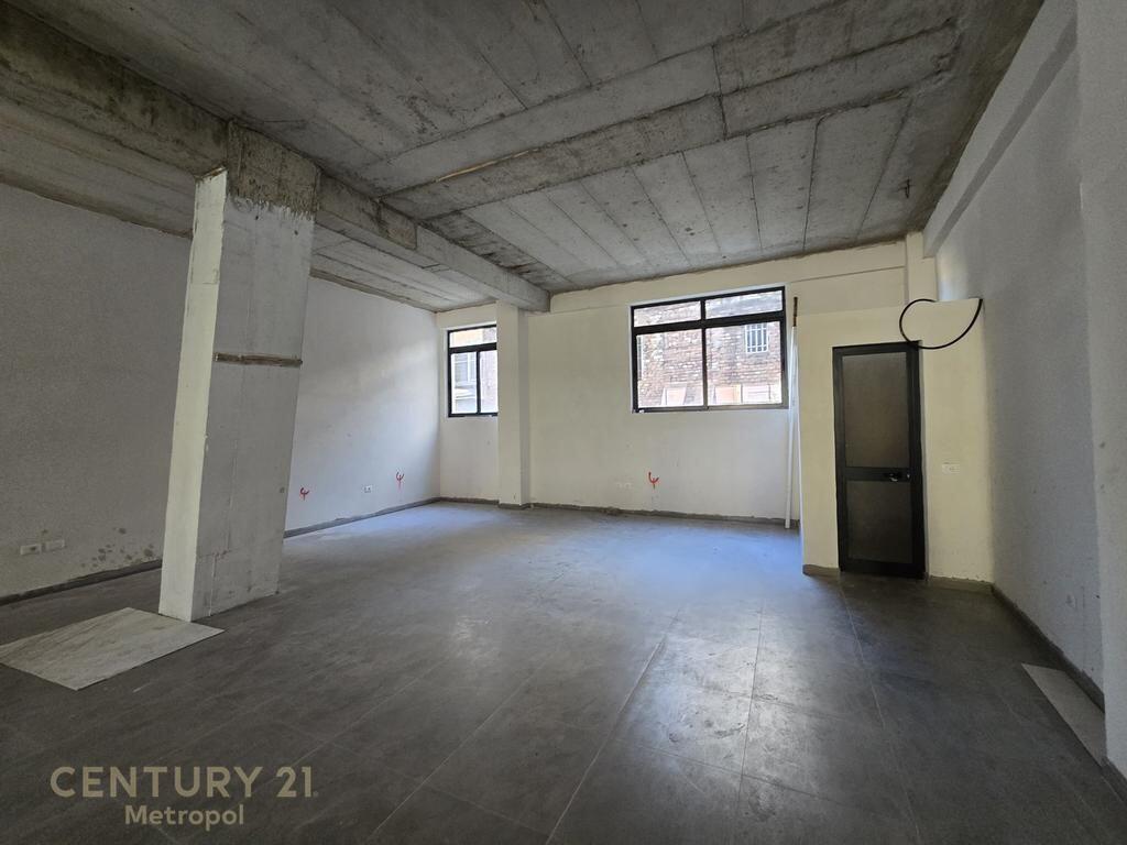 Jepet me qira njësi shërbimi / ambient biznesi - pranë Pazarit të Ri 1,500 € /Muaj