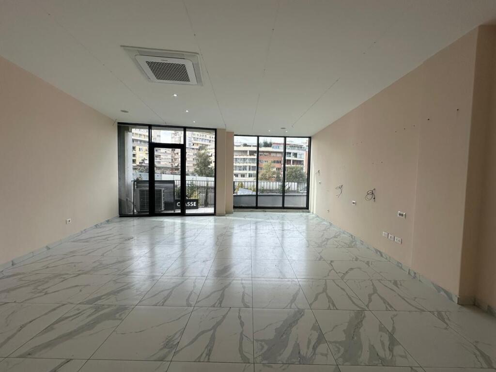 Zyre Open Space me Qira tek Rezidenca Lake View Liqeni   📍Lokacion i pa perseritshem   Specifikat : ▪️kati 1 mbi dyqane  ▪️Sip totale 68 m2 ▪️Sip Neto 54 m2  ▪️Orientimi Jug-Perendim  ▪️Ndricim Natyral   Karakteristikat: ▪️Open Space  ▪️Tualet ▪️Ballkon ▪️Fasade Xhami ▪️Sistem Kondicionim dhe Aspirimi ▪️Pllake ▪️Dritare Dopio xham  ▪️Dy Ashensore   ▪️Cmimi 1,000 € neto  Per me shume informacion apo per nje vizite ne prone me kontaktoni !