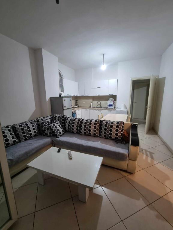 Kerkoj nje vajze per ndarje qeraje