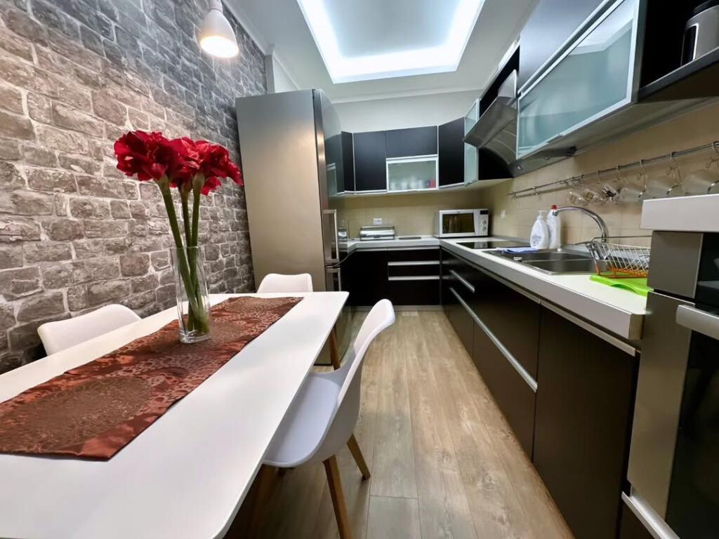 Myslym Shyri  🔺️ Japim me qira apartament me garazhd:  2+1+ballkon