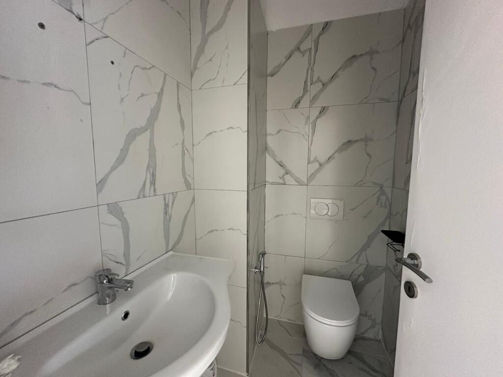 Zyre Open Space me Qira tek Rezidenca Lake View Liqeni   📍Lokacion i pa perseritshem   Specifikat : ▪️kati 1 mbi dyqane  ▪️Sip totale 68 m2 ▪️Sip Neto 54 m2  ▪️Orientimi Jug-Perendim  ▪️Ndricim Natyral   Karakteristikat: ▪️Open Space  ▪️Tualet ▪️Ballkon ▪️Fasade Xhami ▪️Sistem Kondicionim dhe Aspirimi ▪️Pllake ▪️Dritare Dopio xham  ▪️Dy Ashensore   ▪️Cmimi 1,000 € neto  Per me shume informacion apo per nje vizite ne prone me kontaktoni !