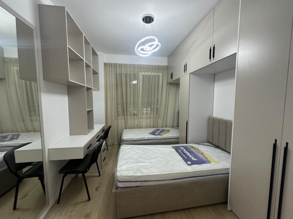 Apartament 2+1 + parkim tek Komuna e Parisit