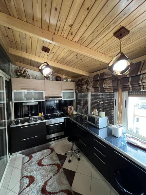 Apartament 2+1 me qira Rruga e Barrikadave.