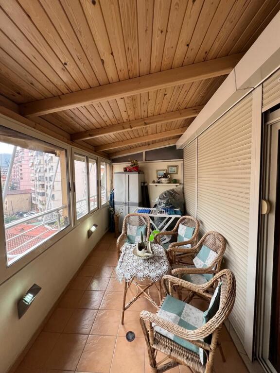 Apartament 2+1 me qira Rruga e Barrikadave.