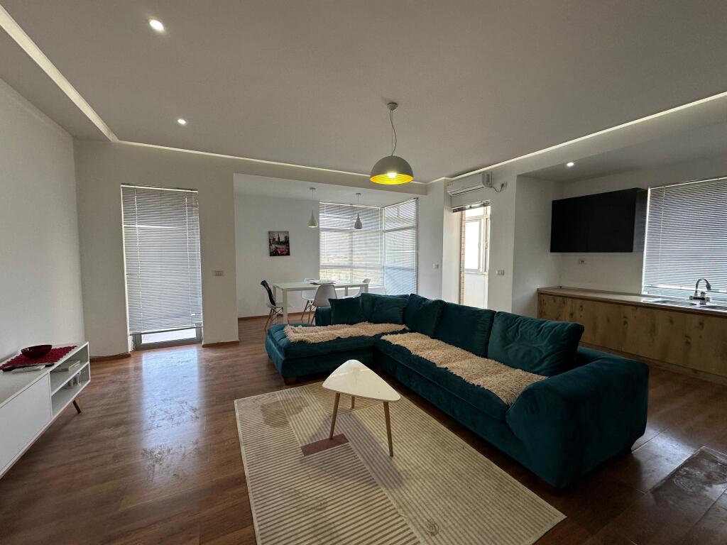 Qera 2+1 Unaza Re, Bar Artisti . Cmimi 60,000 All