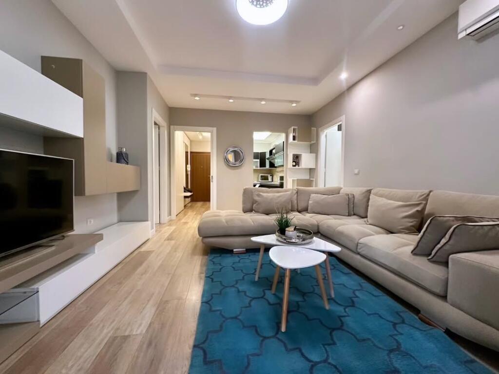 Myslym Shyri  🔺️ Japim me qira apartament me garazhd:  2+1+ballkon