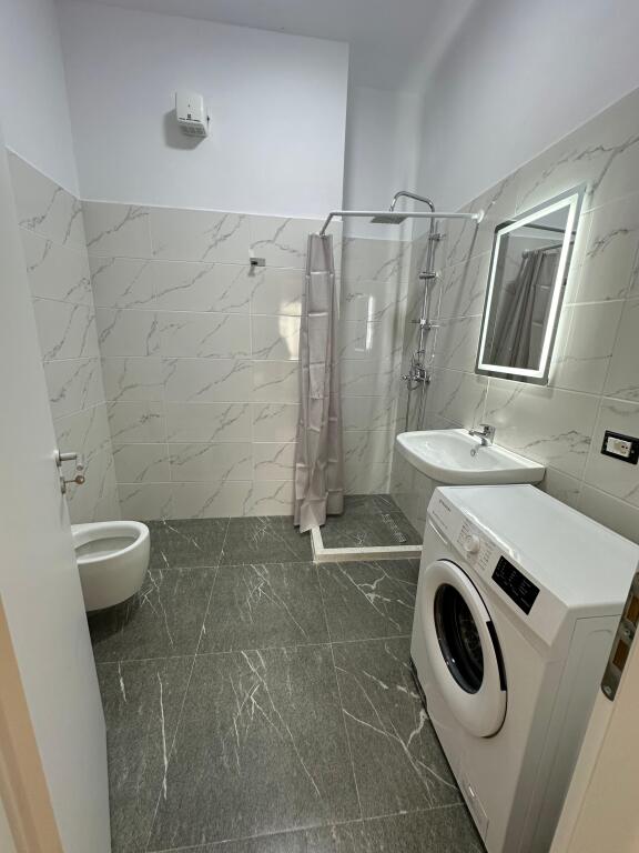 Jepet me qera super apartament 2+1+2 tek Kryqezimi Vasil Shanto/1000 euro