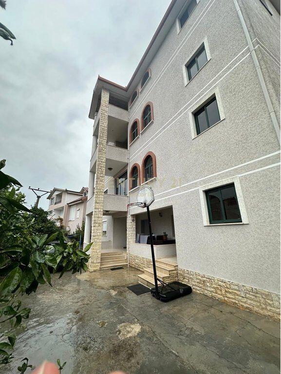 Villa in vendita a Kinostudios, vicino al Grande Anello – Investi in comodità e privacy.