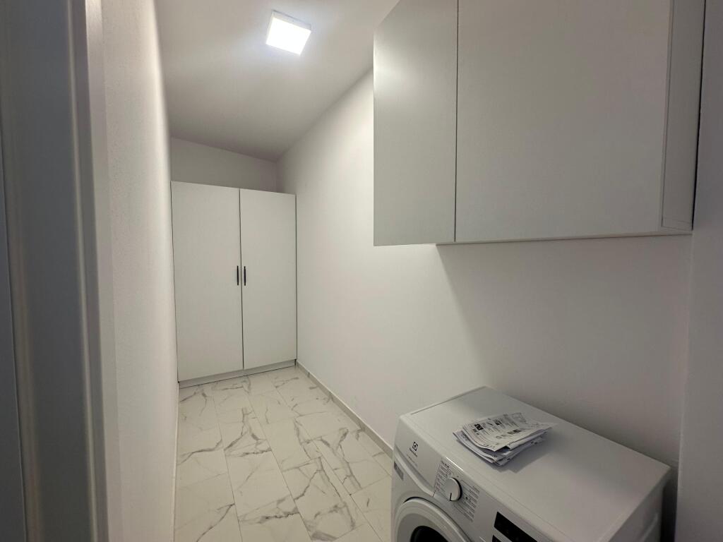 Apartament 2+1 + parkim tek Komuna e Parisit