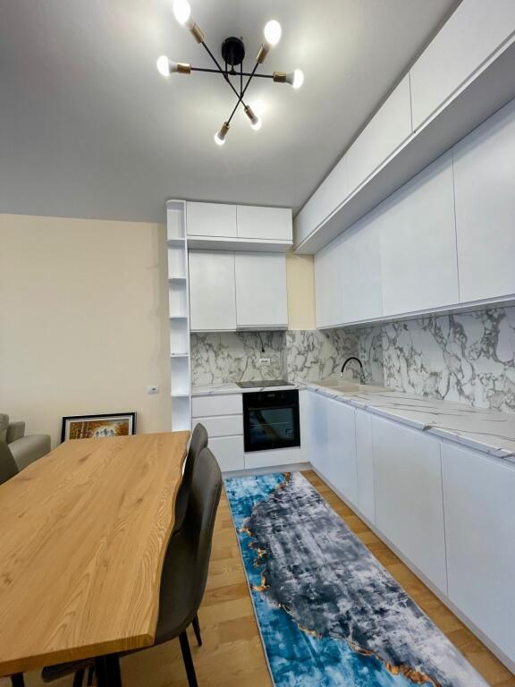 Zogu i Zi,JEPET APARTAMENT ME QERA 1 +1  .