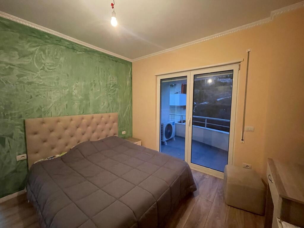 Shitet Apartament 2+1+2 me ballkon ne Linze