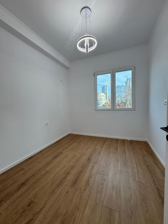 Shitet apartament 2+1+bllk