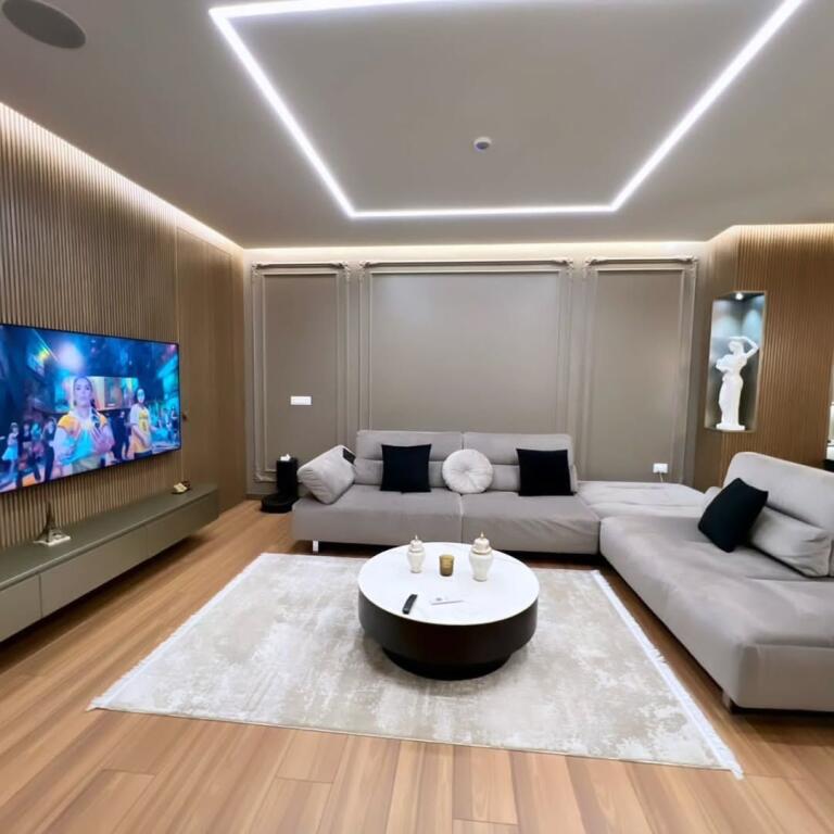 Vicino a Square 21, Polizia Municipale  Vendo super appartamento:  2+1+2 bagni