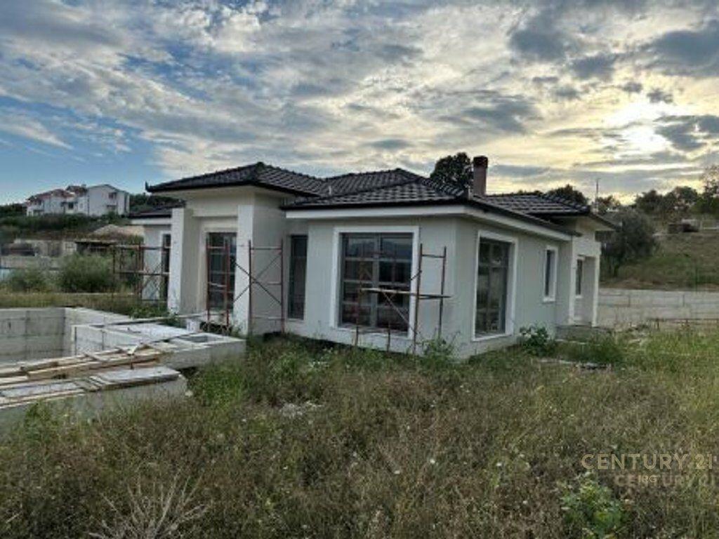 Vile Individuale me Pishine per Shitje ne Farke!