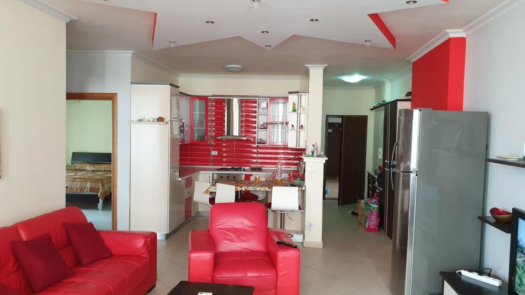 Shitet Apartament 2+1+2 me pamje anesore deti ne Lungomare Vlore