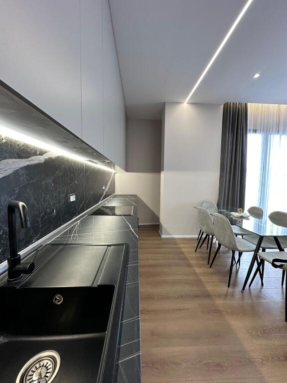 Jepet me qera super apartament 2+1+2 tek Kryqezimi Vasil Shanto/1000 euro