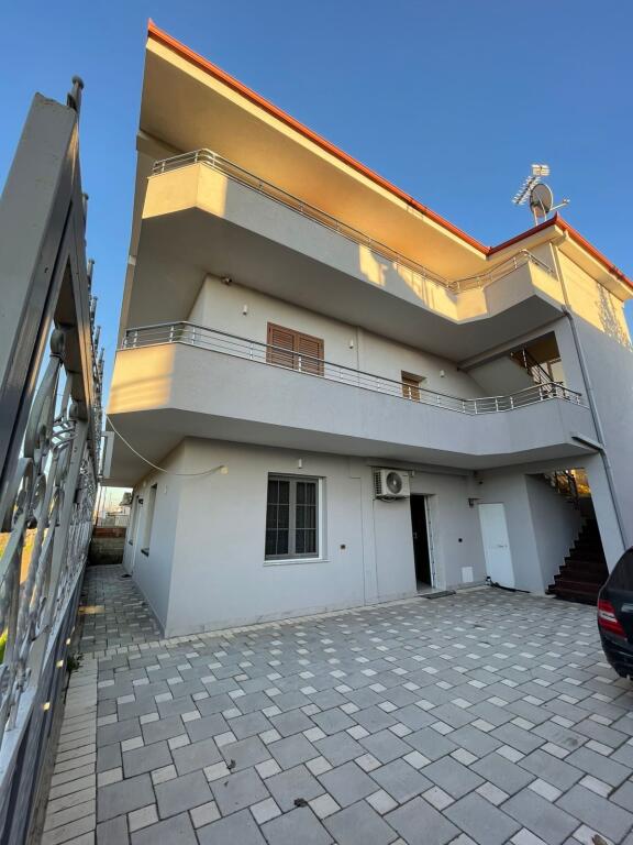 KATI 1 I NJE VILE 3 KATESHE 2+1 ME QERA KENETE DURRES