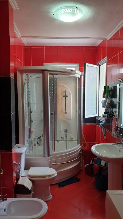 Shitet Apartament 2+1+2 me pamje anesore deti ne Lungomare Vlore