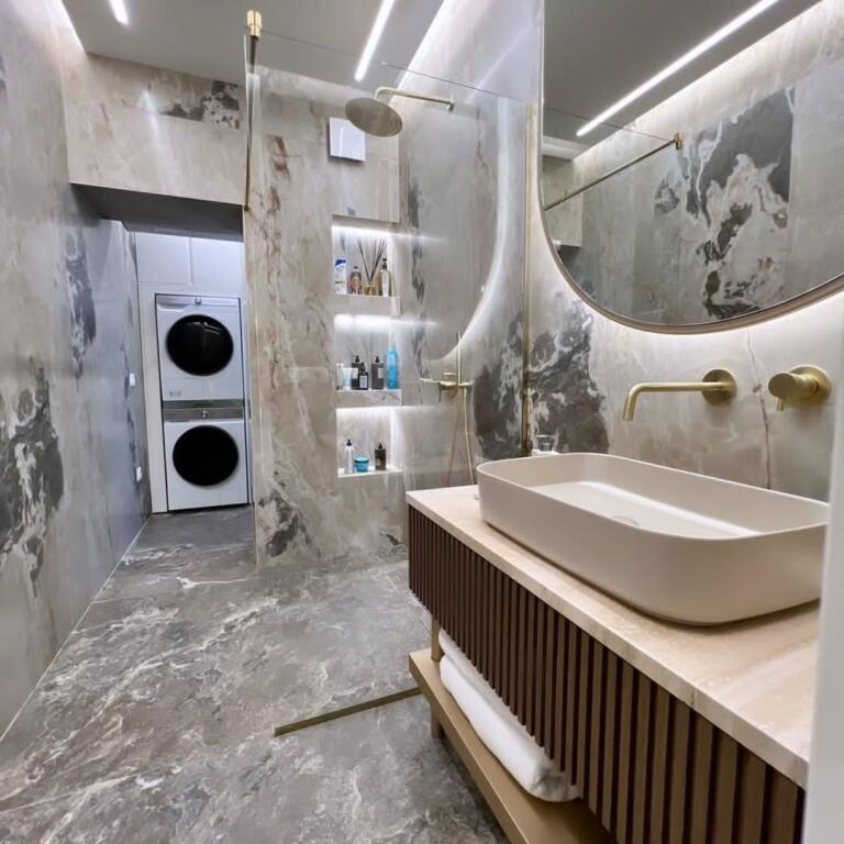 Vicino a Square 21, Polizia Municipale  Vendo super appartamento:  2+1+2 bagni